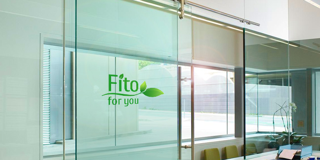 Лаконичный и современный дизайн логотипа отлично вписывается в интерьер офиса интернет-магазина Fito4you.